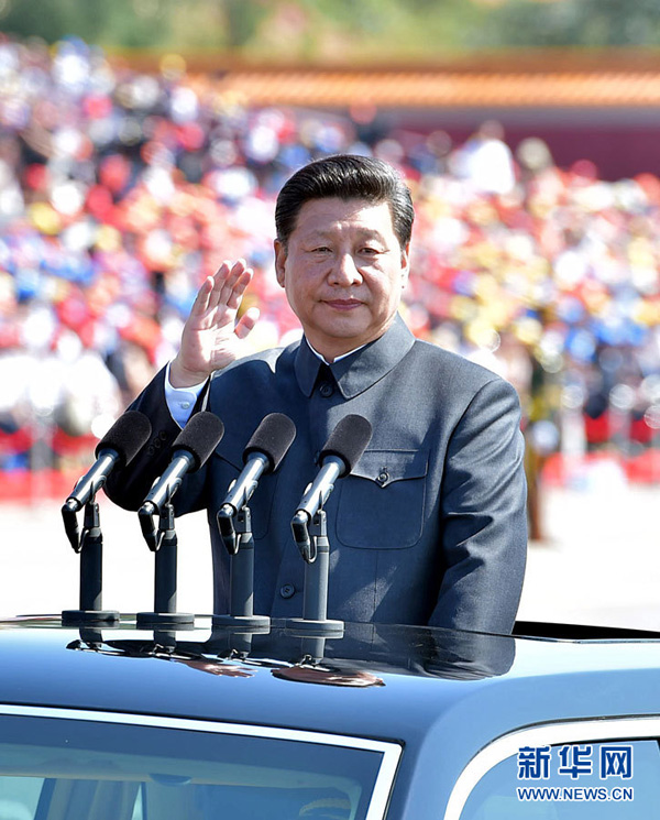 9月3日，紀念中國人民抗日戰爭暨世界反法西斯戰爭勝利70周年大會在北京天安門廣場隆重舉行。這是中共中央總書記、國家主席、中央軍委主席習近平檢閱受閱部隊。新華社記者李濤攝