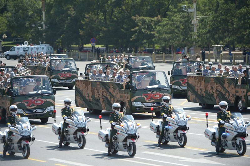 9月3日，中國人民抗日戰爭暨世界反法西斯戰爭勝利70周年紀念大會在北京隆重舉行。這是抗戰老兵乘車方隊。新華社記者薛玉斌攝
