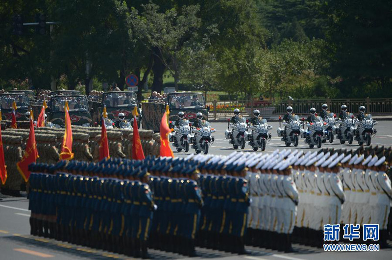 9月3日，中國(guó)人民抗日戰(zhàn)爭(zhēng)暨世界反法西斯戰(zhàn)爭(zhēng)勝利70周年紀(jì)念大會(huì)在北京隆重舉行。這是抗戰(zhàn)老兵乘車方隊(duì)。 新華社記者薛玉斌攝