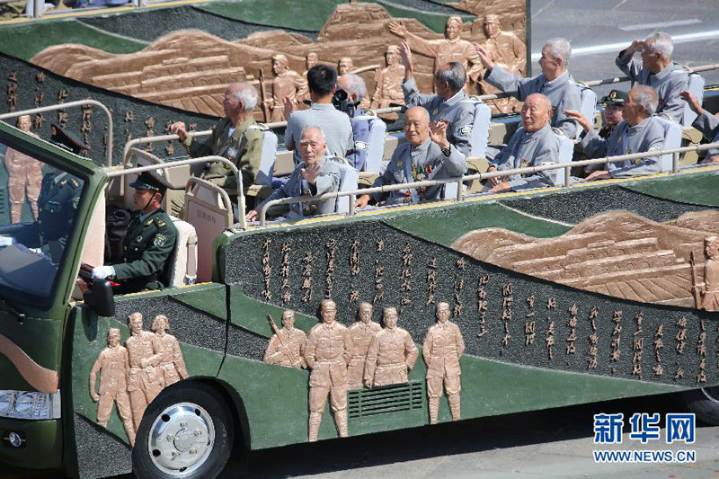 9月3日，中國人民抗日戰(zhàn)爭暨世界反法西斯戰(zhàn)爭勝利70周年紀(jì)念大會在北京隆重舉行。這是抗戰(zhàn)老兵乘車方隊通過天安門廣場。 新華社記者殷剛攝