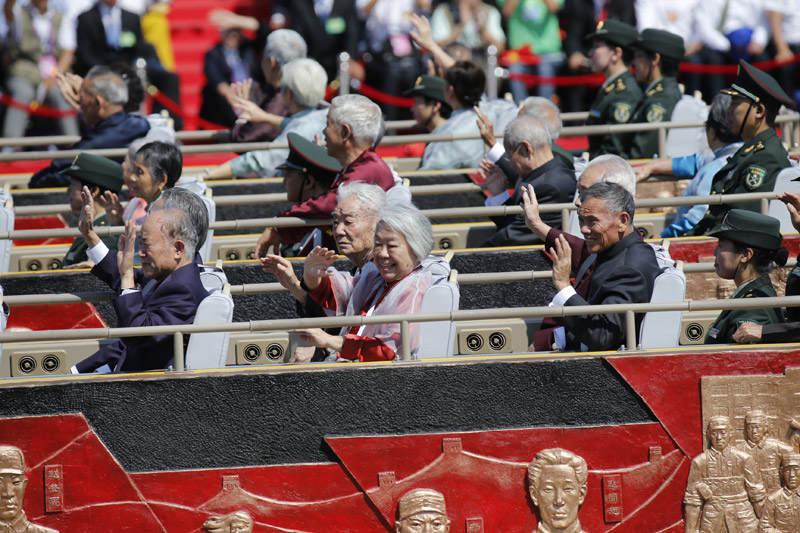 9月3日，中國人民抗日戰(zhàn)爭暨世界反法西斯戰(zhàn)爭勝利70周年紀念大會在北京隆重舉行。這是抗戰(zhàn)老兵乘車方隊通過天安門廣場。新華社記者沈伯韓攝