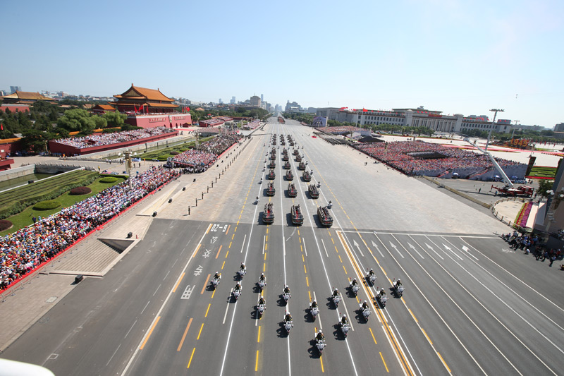 9月3日，中國人民抗日戰(zhàn)爭暨世界反法西斯戰(zhàn)爭勝利70周年紀(jì)念大會在北京隆重舉行。這是抗戰(zhàn)老兵乘車方隊通過天安門廣場。新華社記者 姚大偉 攝 