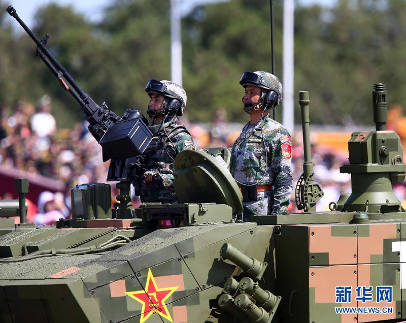9月3日，中國人民抗日戰爭暨世界反法西斯戰爭勝利70周年紀念大會在北京隆重舉行。這是坦克方隊接受檢閱。 新華社記者 鄭煥鬆 攝