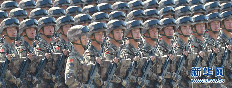 9月3日，中國人民抗日戰爭暨世界反法西斯戰爭勝利70周年紀念大會在北京隆重舉行。這是“劉老莊連”英模部隊方隊接受檢閱。 新華社記者羅曉光 攝