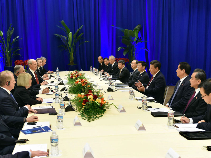 9月22日，國家主席習(xí)近平在西雅圖集體會見美國華盛頓州州長英斯利、西雅圖市市長埃德·默裡、華盛頓州聯(lián)邦參議員帕蒂·默裡、聯(lián)邦眾議員拉森、美國前駐華大使駱家輝等人士。新華社記者 李濤 攝