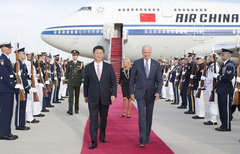 9月24日，國(guó)家主席習(xí)近平乘專機(jī)抵達(dá)美國(guó)首都華盛頓，繼續(xù)對(duì)美國(guó)進(jìn)行國(guó)事訪問(wèn)。美國(guó)副總統(tǒng)拜登和夫人專程來(lái)到機(jī)場(chǎng)，熱情歡迎習(xí)近平和夫人彭麗媛。新華社記者 黃敬文 攝