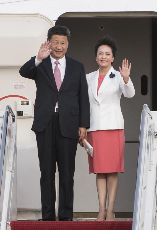 9月24日，國(guó)家主席習(xí)近平乘專機(jī)抵達(dá)美國(guó)首都華盛頓，繼續(xù)對(duì)美國(guó)進(jìn)行國(guó)事訪問。這是習(xí)近平和夫人彭麗媛乘坐專機(jī)抵達(dá)華盛頓安德魯斯空軍基地。新華社記者 王曄 攝