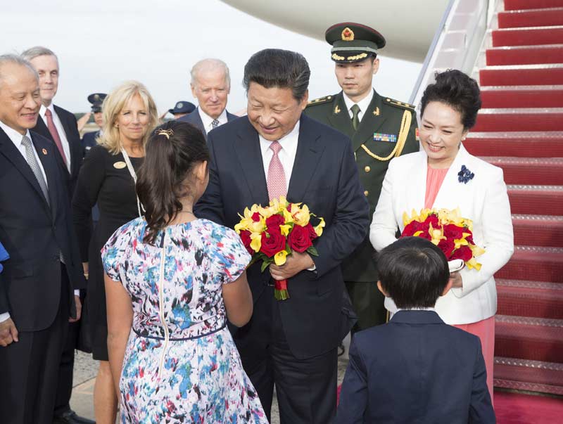 9月24日，國家主席習近平乘專機抵達美國首都華盛頓，繼續對美國進行國事訪問。這是美國兒童向習近平夫婦獻花。新華社記者 黃敬文 攝