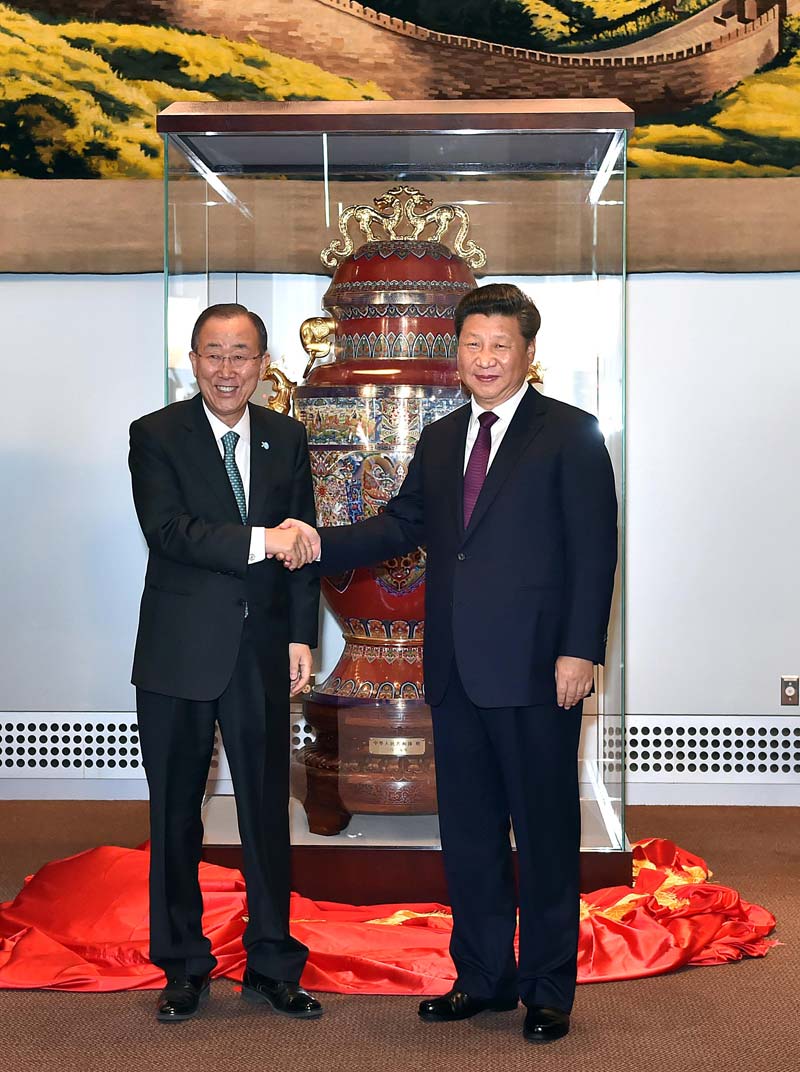 9月27日，國家主席習近平在紐約出席中國向聯合國贈送“和平尊”儀式。聯合國秘書長潘基文出席。新華社記者 李濤 攝