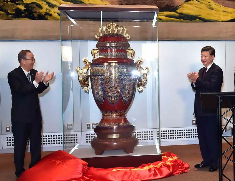 9月27日，國家主席習近平在紐約出席中國向聯合國贈送“和平尊”儀式。聯合國秘書長潘基文出席。新華社記者 李濤 攝