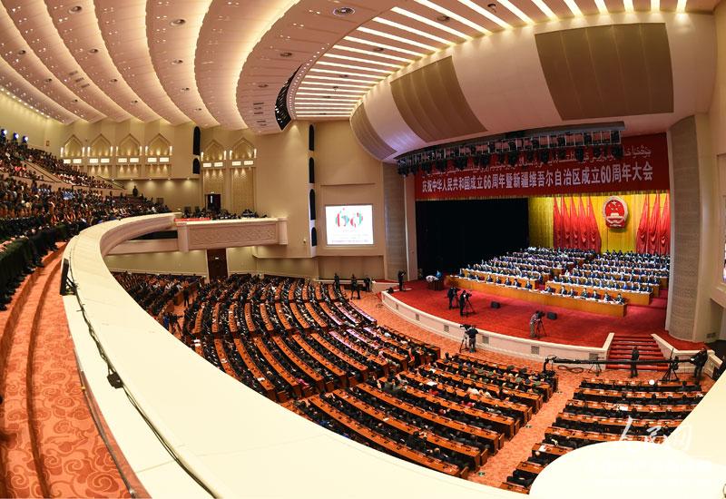 10月1日上午，新疆維吾爾自治區(qū)成立60周年慶祝大會(huì)在新疆人民會(huì)堂舉行，圖為慶祝大會(huì)現(xiàn)場。人民網(wǎng)記者 於凱攝