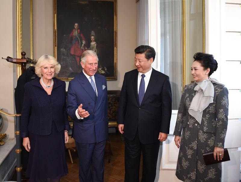10月20日，國家主席習近平和夫人彭麗媛在倫敦會見英國查爾斯王儲夫婦。新華社記者 謝環馳 攝