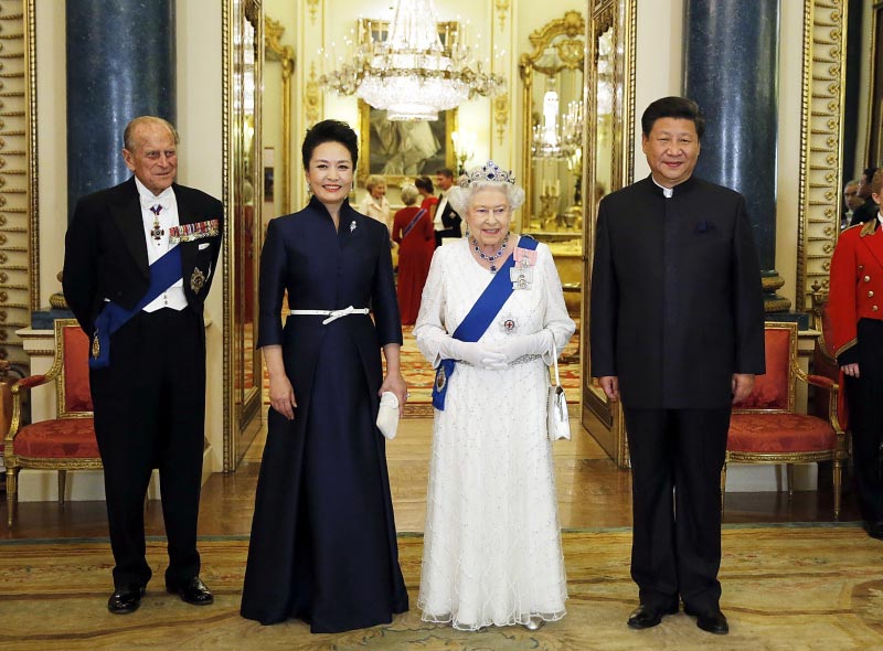 10月20日，國(guó)家主席習(xí)近平在倫敦白金漢宮出席英國(guó)女王伊麗莎白二世舉行的歡迎晚宴。新華社記者 鞠鵬 攝