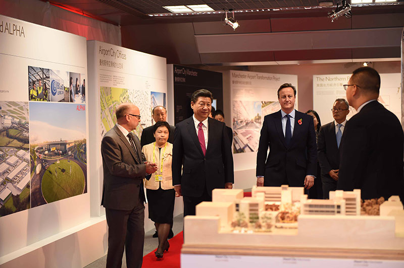 這是習近平和卡梅倫共同參觀曼徹斯特空港城發展規劃圖片展和空港城中國園模型。新華社記者 張鐸 攝