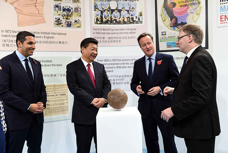 10月23日，國家主席習近平在英國首相卡梅倫陪同下，參觀曼徹斯特城市足球學院。新華社記者 饒愛民 攝
