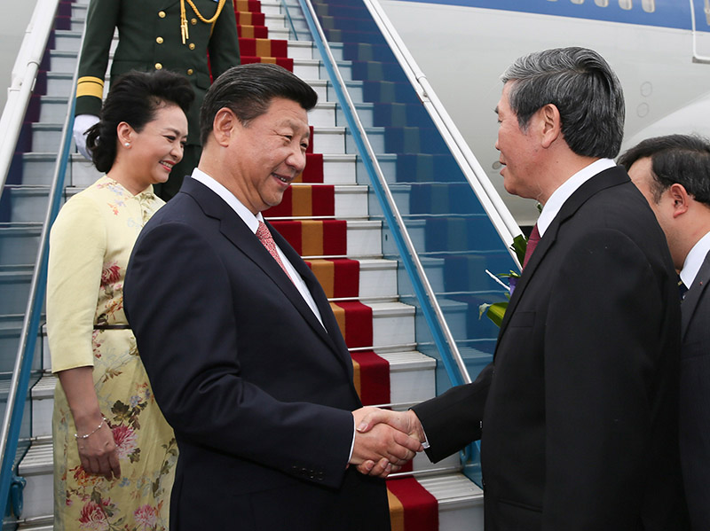 11月5日，中共中央總書記、國家主席習近平抵達越南首都河內，開始對越南進行國事訪問。這是越南高級官員到機場迎接習近平和夫人彭麗媛。新華社記者 蘭紅光 攝