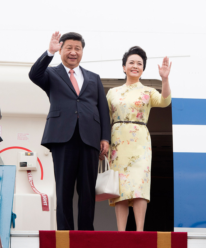 11月5日，中共中央總書記、國家主席習近平抵達越南首都河內，開始對越南進行國事訪問。這是習近平和夫人彭麗媛步出艙門向歡迎人群揮手致意。新華社記者 李學仁 攝