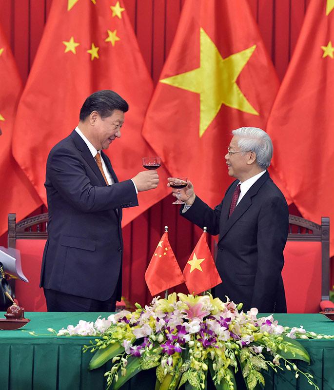 11月5日，中共中央總書記、國家主席習近平在河內同越共中央總書記阮富仲舉行會談。這是會談后，兩國領導人共同見証雙邊合作文件的簽署。新華社記者 李濤 攝