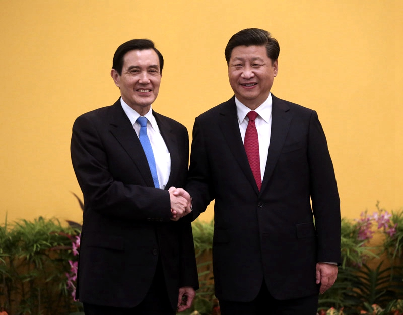 11月7日，兩岸領(lǐng)導(dǎo)人會面在新加坡香格裡拉大酒店舉行。這是習(xí)近平同馬英九握手。 新華社記者蘭紅光攝