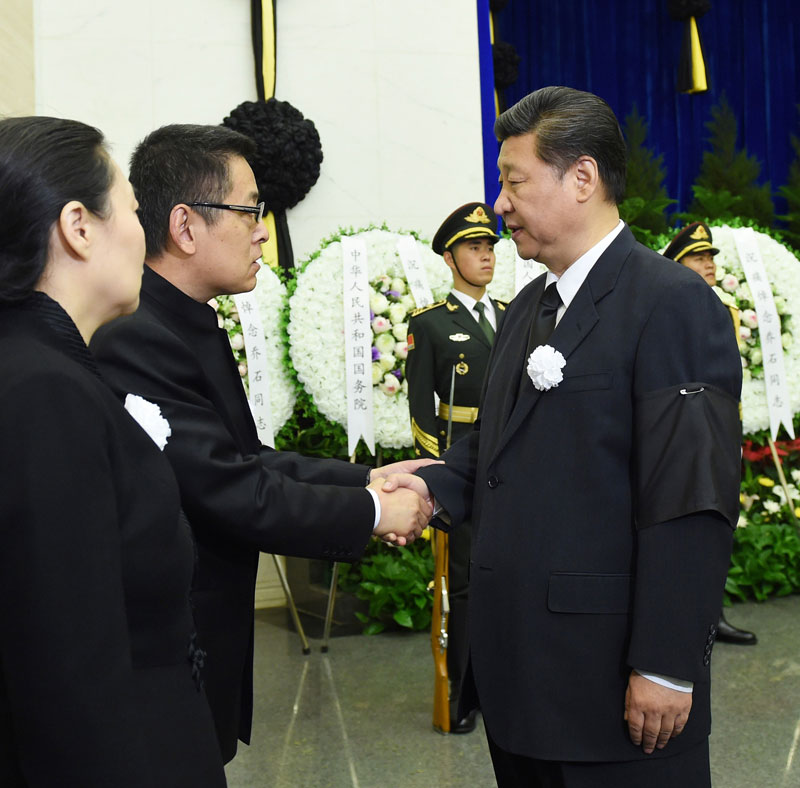 6月19日，喬石同志遺體在北京八寶山革命公墓火化。習(xí)近平、李克強、張德江、俞正聲、劉雲(yún)山、王岐山、胡錦濤等前往八寶山送別，江澤民在外地送花圈表示哀悼。這是習(xí)近平與喬石親屬握手，表示深切慰問。新華社記者 饒愛民 攝