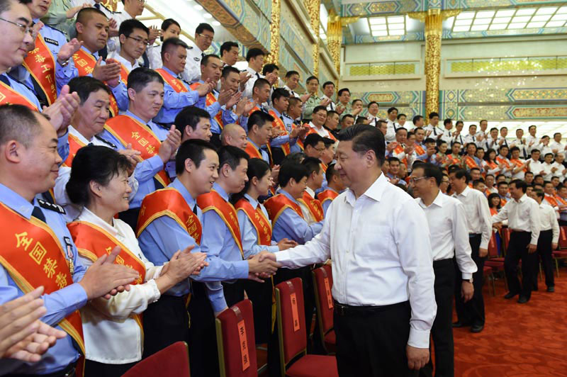 6月25日，黨和國(guó)家領(lǐng)導(dǎo)人習(xí)近平、李克強(qiáng)等在北京人民大會(huì)堂會(huì)見全國(guó)禁毒工作先進(jìn)集體代表和先進(jìn)個(gè)人。新華社記者 饒愛民 攝