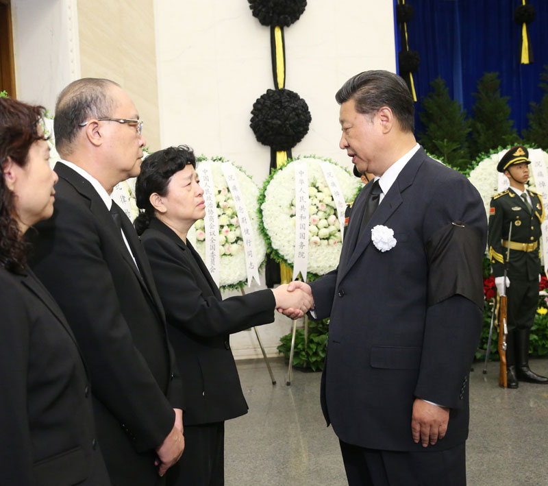 8月16日，尉健行同志遺體在北京八寶山革命公墓火化。習近平、李克強、張德江、俞正聲、劉雲山、王岐山、張高麗、胡錦濤等前往八寶山送別，江澤民在外地送花圈表示哀悼。這是習近平與尉健行親屬握手，表示深切慰問。新華社記者 劉衛兵 攝
