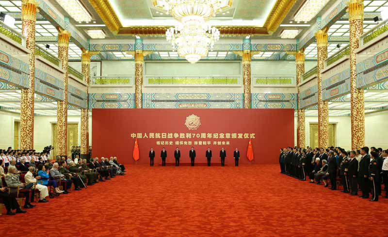 9月2日，中共中央總書記、國家主席、中央軍委主席習近平在北京人民大會堂向30名抗戰老戰士老同志、抗戰將領、為中國抗戰勝利作出貢獻的國際友人或其遺屬代表頒發中國人民抗日戰爭勝利70周年紀念章並發表重要講話。新華社記者 龐興雷 攝