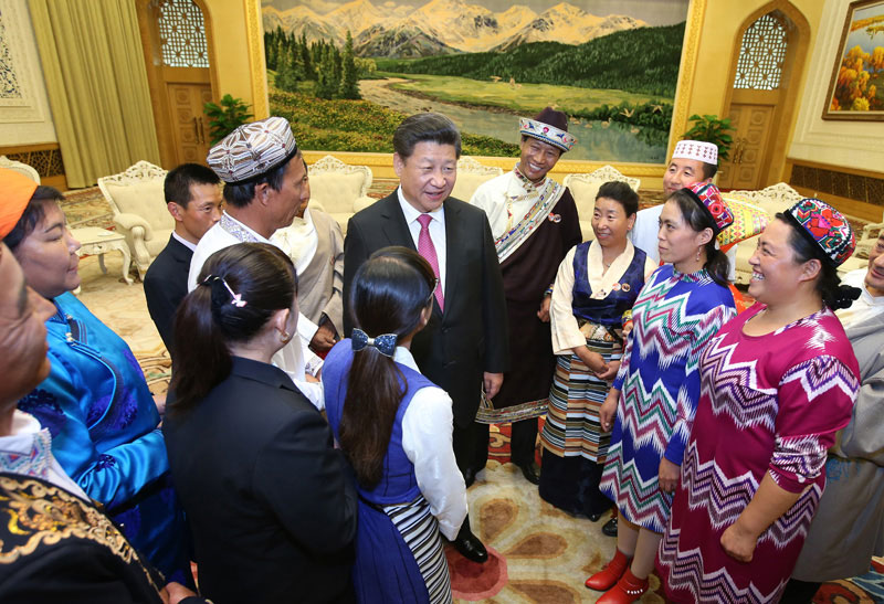 在中華人民共和國成立66周年之際，中共中央總書記、國家主席、中央軍委主席習近平特別邀請來自內蒙古、廣西、西藏、寧夏、新疆5個自治區的13名基層民族團結優秀代表到北京參加國慶活動。這是9月30日下午，習近平在人民大會堂親切會見代表們。新華社記者 姚大偉 攝