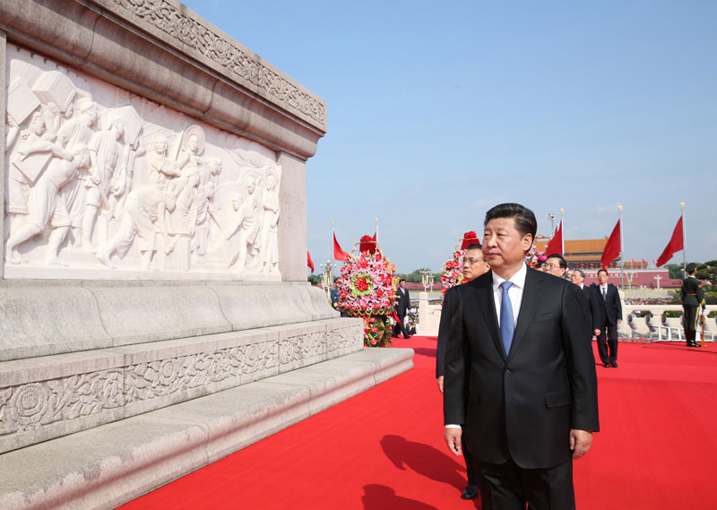 這是習近平等黨和國家領導人瞻仰人民英雄紀念碑。新華社記者 黃敬文 攝