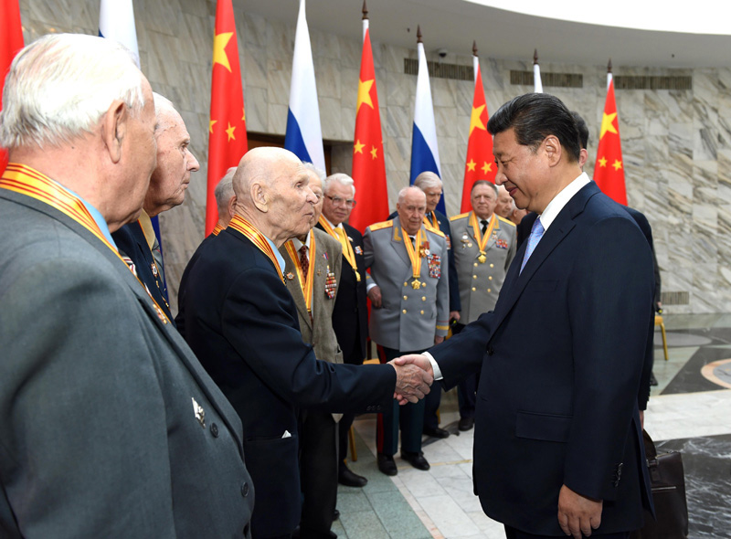 5月8日，國家主席習近平在莫斯科會見曾在中國東北抗日戰場上和衛國戰爭中浴血奮戰的18名俄羅斯老戰士代表。新華社記者 張鐸 攝