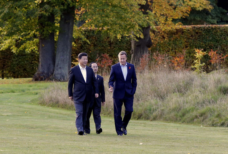 10月22日，國家主席習(xí)近平在契克斯首相鄉(xiāng)間別墅同英國首相卡梅倫再次會(huì)晤。這是習(xí)近平與卡梅倫漫步草坪，邊走邊談。新華社記者 鞠鵬 攝
