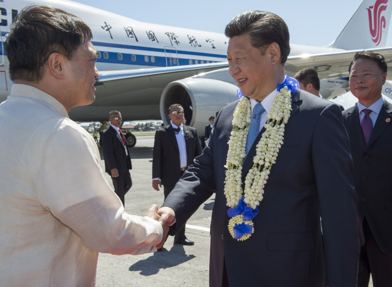 11月17日，國(guó)家主席習(xí)近平抵達(dá)菲律賓首都馬尼拉尼諾·阿基諾國(guó)際機(jī)場(chǎng)，出席即將舉行的亞太經(jīng)合組織第二十三次領(lǐng)導(dǎo)人非正式會(huì)議。菲律賓高級(jí)官員到機(jī)場(chǎng)迎接習(xí)近平主席。新華社記者 李學(xué)仁 攝