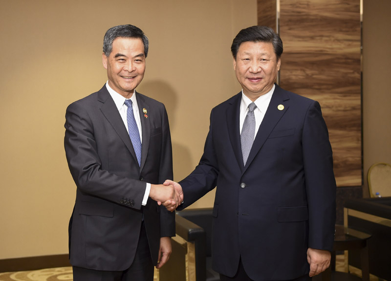 11月18日，國家主席習近平在菲律賓馬尼拉會見前來出席亞太經合組織第二十三次領導人非正式會議的香港特別行政區行政長官梁振英。新華社記者 謝環馳 攝