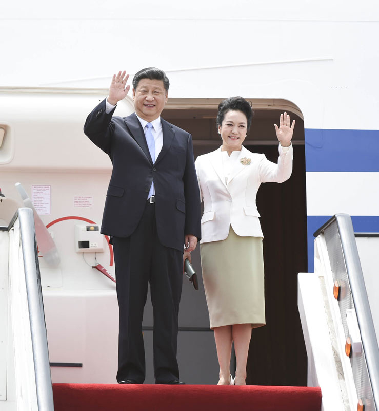 12月1日，中國國家主席習(xí)近平乘專機(jī)抵達(dá)津巴布韋首都哈拉雷，開始對津巴布韋進(jìn)行國事訪問。津巴布韋總統(tǒng)穆加貝在機(jī)場舉行隆重歡迎儀式。這是習(xí)近平和夫人彭麗媛向歡迎人群揮手致意。新華社記者 謝環(huán)馳 攝