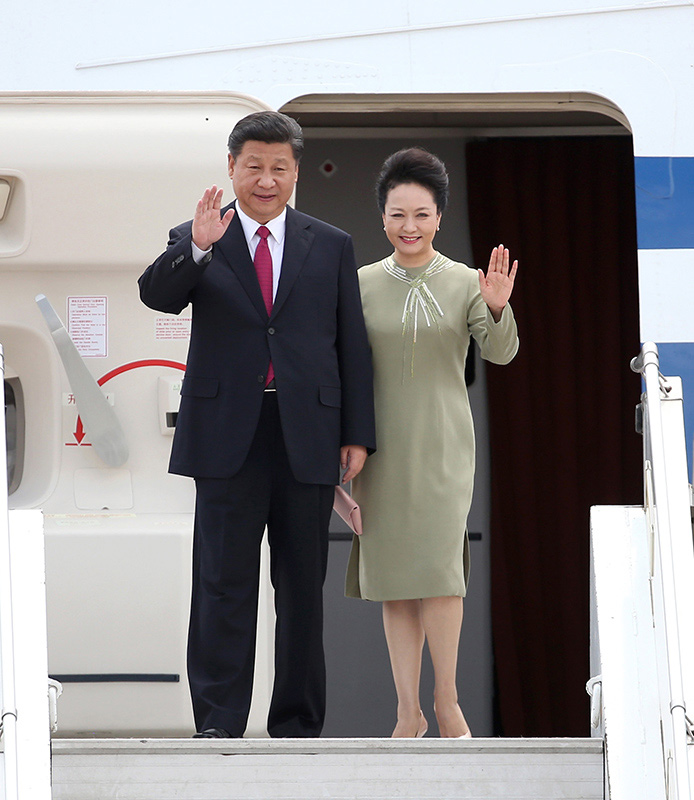 12月2日，國(guó)家主席習(xí)近平抵達(dá)南非首都比勒陀利亞，開(kāi)始對(duì)南非進(jìn)行國(guó)事訪(fǎng)問(wèn)。這是習(xí)近平和夫人彭麗媛向歡迎人群揮手致意。新華社記者 龐興雷 攝