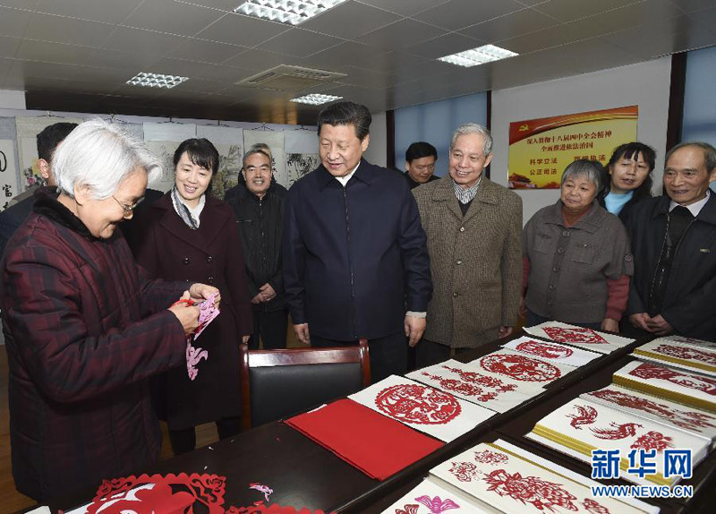 這是15日上午，習近平在西安市雁塔區電子城街道二〇五所社區服務中心觀看社區居民的剪紙藝術。新華社記者 李學仁 攝