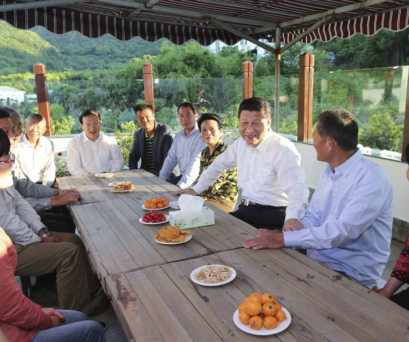 這是5月25日下午，習(xí)近平在舟山定海區(qū)干（石覽）鎮(zhèn)新建社區(qū)村民袁其忠家中與村民代表座談。新華社記者 蘭紅光 攝