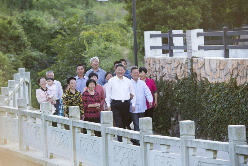 這是5月25日下午，習(xí)近平在舟山定海區(qū)干（石覽）鎮(zhèn)新建社區(qū)視察。新華社記者謝環(huán)馳攝