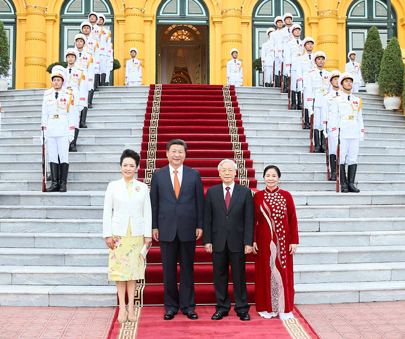 11月5日，中共中央總書記、國家主席習近平在河內同越共中央總書記阮富仲舉行會談。這是會談前，習近平出席阮富仲在主席府廣場舉行的盛大歡迎儀式。新華社記者 蘭紅光 攝