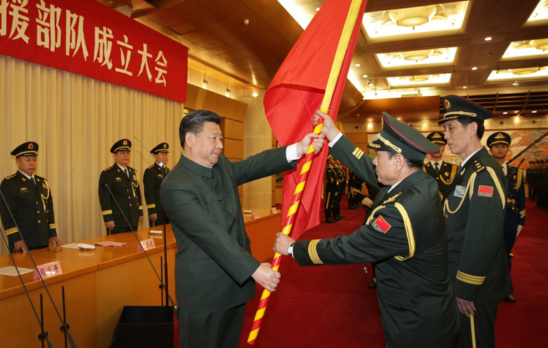 這是習近平將軍旗鄭重授予火箭軍司令員魏鳳和、政治委員王家勝。新華社記者 李剛 攝