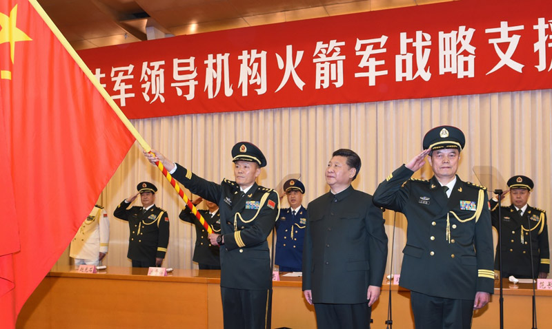 這是習近平將軍旗鄭重授予戰略支援部隊司令員高津、政治委員劉福連。新華社記者 李剛 攝