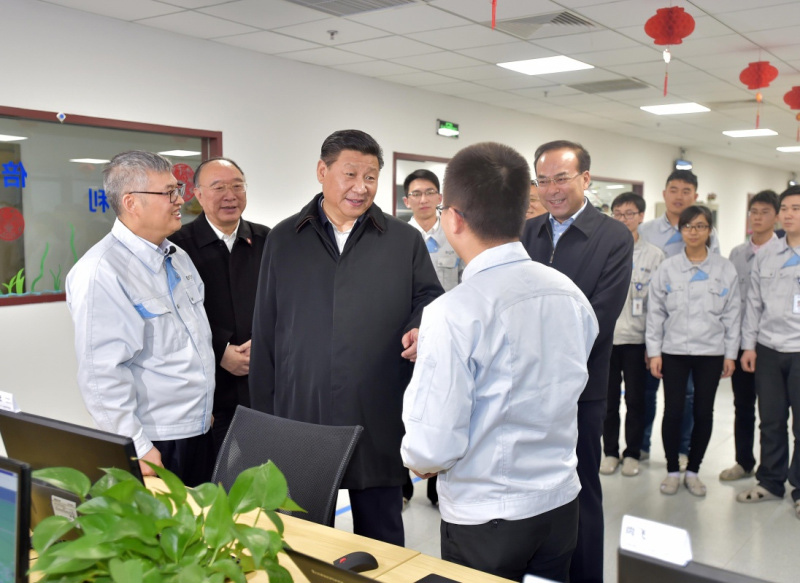 這是1月4日下午，習(xí)近平在重慶京東方光電科技有限公司技術(shù)研發(fā)中心與研發(fā)人員交流。新華社記者 李濤 攝