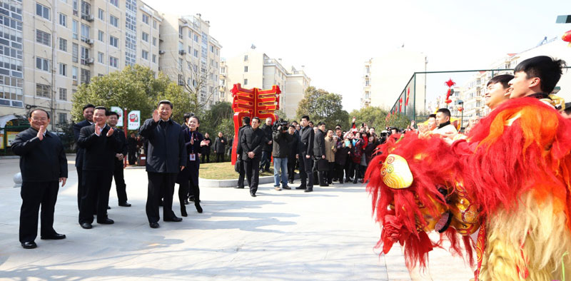 2月1日至3日，中共中央總書記、國家主席、中央軍委主席習近平來到江西，看望慰問廣大干部群眾和駐贛部隊。這是2月3日，習近平在南昌市東湖區(qū)彭家橋街道光明社區(qū)看望社區(qū)居民時觀看舞獅燈彩隊表演。新華社發(fā) 梁振堂 攝