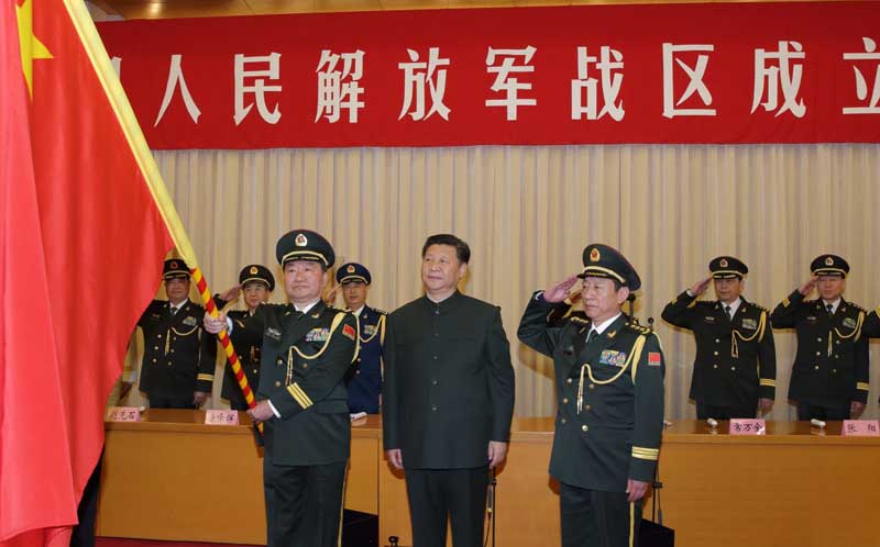 2月1日，中國人民解放軍戰區成立大會在北京八一大樓隆重舉行。中共中央總書記、國家主席、中央軍委主席習近平向東部戰區、南部戰區、西部戰區、北部戰區、中部戰區授予軍旗並發布訓令。這是習近平將軍旗授予南部戰區司令員王教成、政治委員魏亮。 新華社記者 李剛 攝