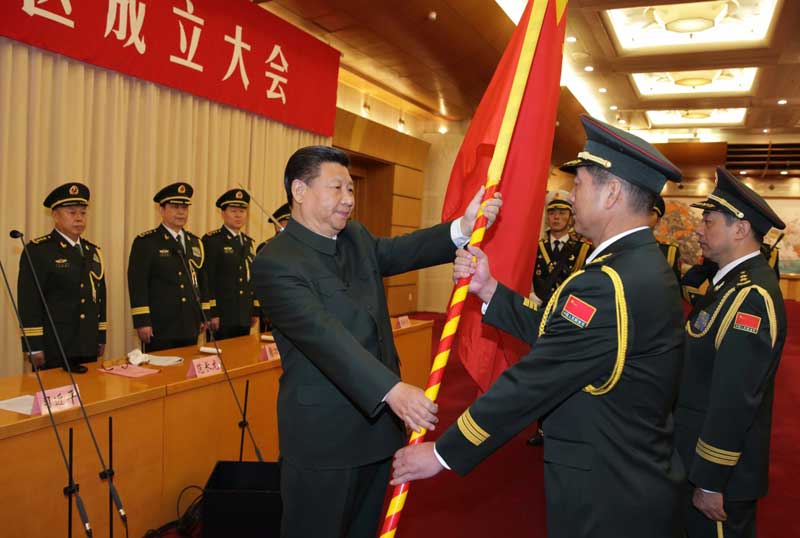 2月1日，中國人民解放軍戰區成立大會在北京八一大樓隆重舉行。中共中央總書記、國家主席、中央軍委主席習近平向東部戰區、南部戰區、西部戰區、北部戰區、中部戰區授予軍旗並發布訓令。這是習近平將軍旗授予西部戰區司令員趙宗岐、政治委員朱福熙。 新華社記者 李剛 攝
