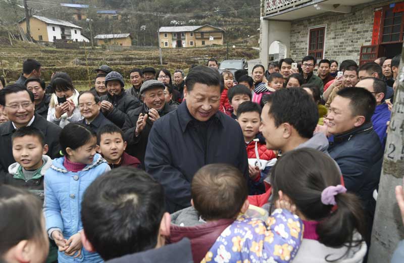2月1日至3日，中共中央總書記、國家主席、中央軍委主席習(xí)近平來到江西，看望慰問廣大干部群眾和駐贛部隊。這是2月2日，習(xí)近平在井岡山市茅坪鄉(xiāng)神山村給鄉(xiāng)親們拜年，祝鄉(xiāng)親們生活幸福、猴年吉祥。新華社記者 謝環(huán)馳 攝