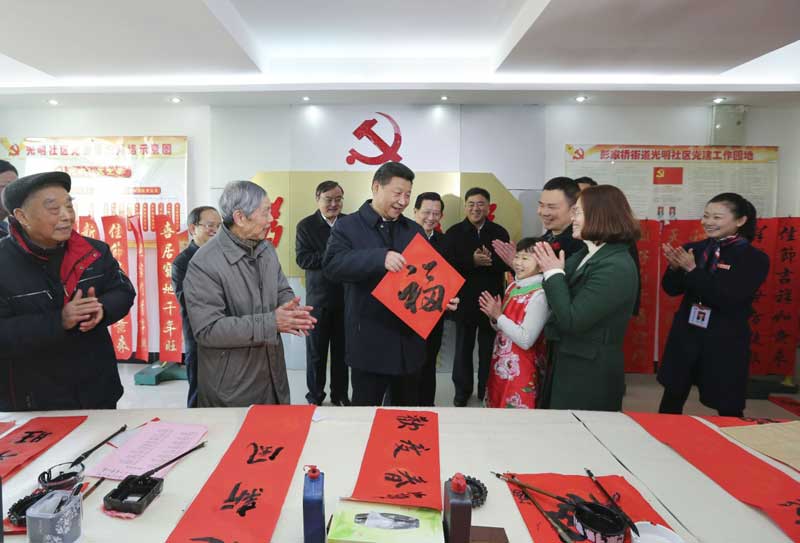 2月1日至3日，中共中央總書記、國家主席、中央軍委主席習近平來到江西，看望慰問廣大干部群眾和駐贛部隊。這是2月3日，習近平在南昌市東湖區彭家橋街道光明社區書畫室，接過一位小朋友現場書寫的 “福”字，祝大家都幸福。新華社記者 蘭紅光 攝