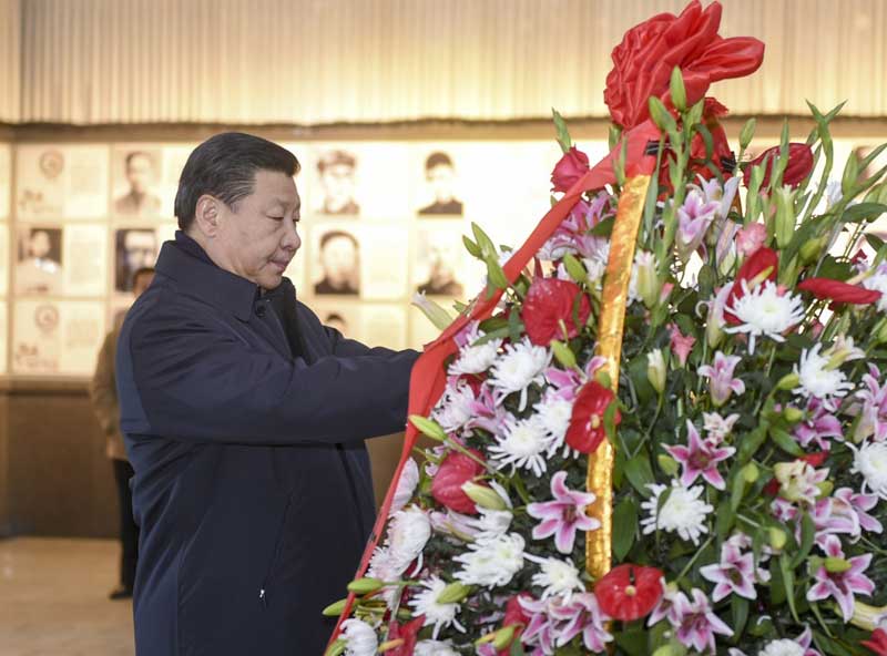 2月1日至3日，中共中央總書記、國家主席、中央軍委主席習(xí)近平來到江西，看望慰問廣大干部群眾和駐贛部隊(duì)。這是2月2日，習(xí)近平在井岡山革命烈士陵園向革命烈士敬獻(xiàn)花籃。新華社記者 謝環(huán)馳 攝