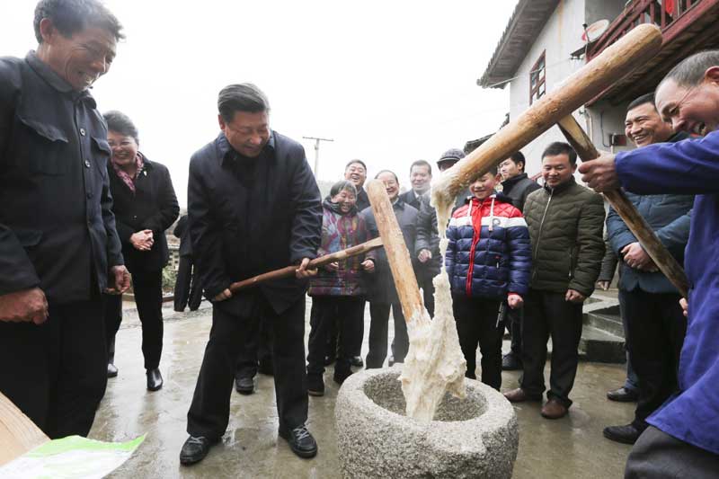 2月1日至3日，中共中央總書記、國家主席、中央軍委主席習(xí)近平來到江西，看望慰問廣大干部群眾和駐贛部隊(duì)。這是2月2日，習(xí)近平在井岡山市茅坪鄉(xiāng)神山村同村民一起打糍粑。新華社記者 蘭紅光 攝