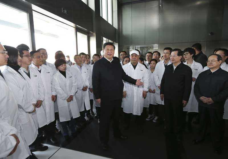 2月1日至3日，中共中央總書記、國家主席、中央軍委主席習近平來到江西，看望慰問廣大干部群眾和駐贛部隊。這是2月3日，習近平在江中集團江中藥谷制造基地考察時同企業科技人員在一起。新華社記者 蘭紅光 攝
